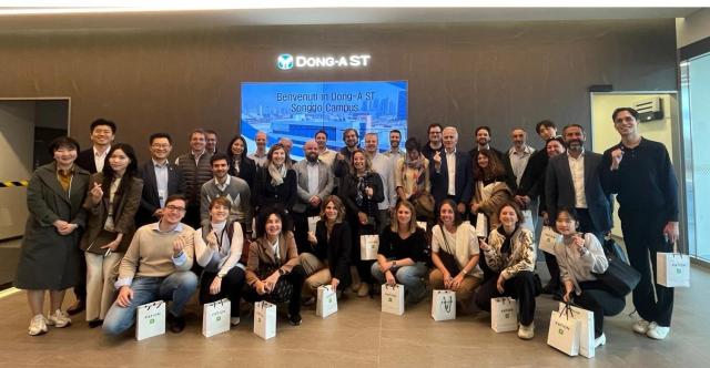 동아에스티 송도연구소에서 콘핀두스트리아 소속 대표단과 동아에스티 임직원이 기념사진을 촬영하고 있다사진동아에스티