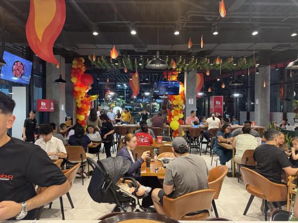 BBQ가 산페드로술라에 첫번째로 오픈한 마스데발 플라자점에서 현지인과 관광객들이 BBQ 치킨을 즐기고 있는 모습 사진제너시스BBQ