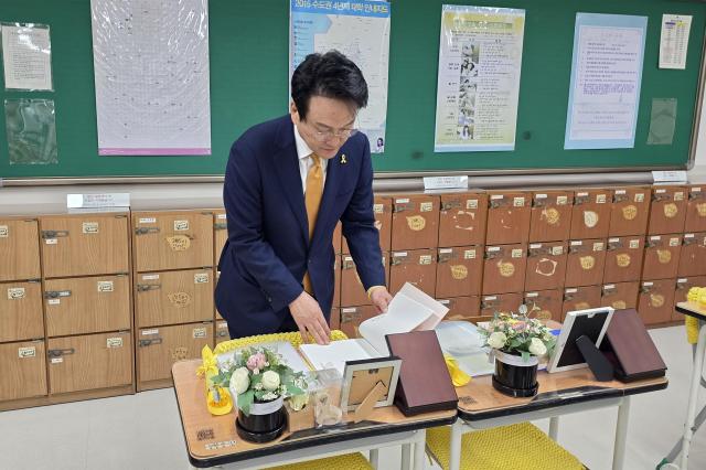 안민석 경기도교육감 예비후보가 15일 단원고 416기억교실을 찾아 희생 학생들의 기록을 살펴보고 있다 사진안민석 경기도교육감 예비후보 ‘안심캠프’