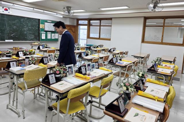 안민석 경기도교육감 예비후보가 단원고 416기억교실을 둘러보며 희생 학생들을 추모하고 있다 사진안민석 경기도교육감 예비후보 ‘안심캠프’