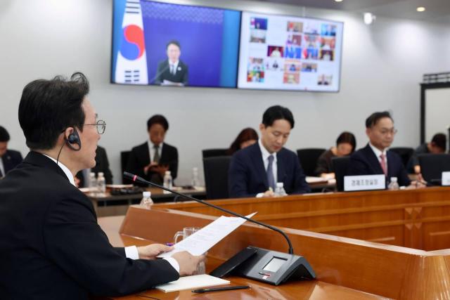 AZEC+ 온라인 정상회의에 참석 중인 김민석 국무총리 사진국무총리실