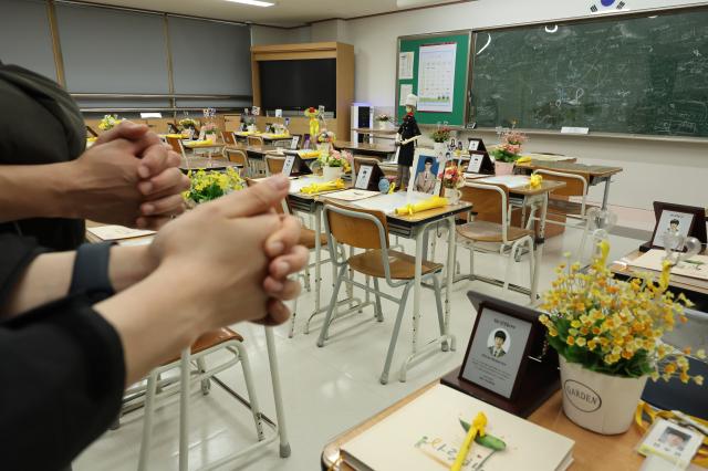 Citizens pay tribute in front of a victims desk at the Memorial Classroom of the 416 Life and Safety Education Center in Ansan Gyeonggi Province April 15 AJP Han Jun-gu