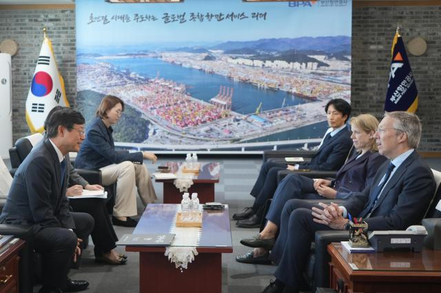 송상근 부산항만공사 사장왼쪽이 15일 페이터 반 더 블리트 주한 네덜란드 대사오른쪽 및 네덜란드 투자진흥청NFIA 대표단과 만나 친환경 항만 전환과 유럽 물류망 확장을 위한 협력 방안을 논의하고 있다사진부산항만공사