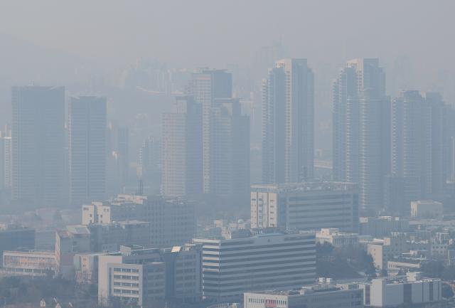 3월 17일 서울 남산에서 바라본 용산구 아파트 단지의 모습사진연합뉴스