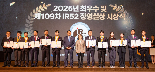 금호석유화학 관계자들좌측에서 첫번째 두번째이 장영실상을 수상하고 있다 사진금호석유화학