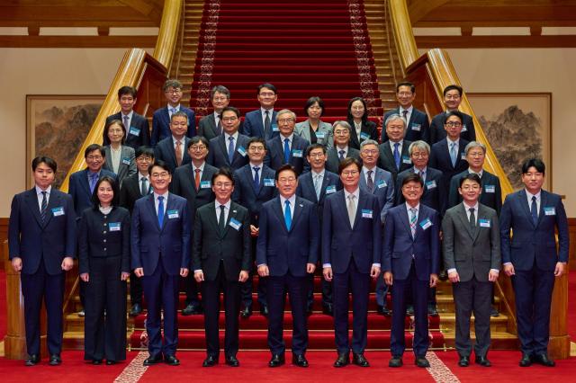 이재명 대통령이 15일 청와대에서 규제합리화위원회 제1차 전체회의 참석자들과 기념 촬영을 하고 있다 사진연합뉴스