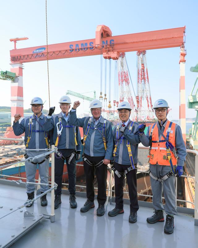 데이비드 카버 나스코 사장사진 가운데과 나스코 조선소 일행이 삼성중공업 선박 건조 현장을 둘러보며 기념 촬영하고 있다 사진삼성중공업
