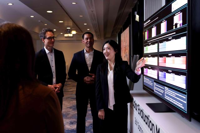 독일 프랑크푸르트에서 열린 삼성전자 2026 유럽 테크세미나에서 참석자들이 삼성전자의 차별화된 화질을 체험하고 있다 사진삼성전자