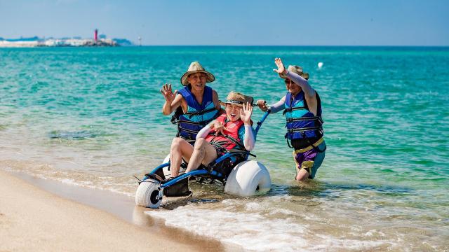 장애인과 고령자 영유아 동반 가족 등 관광 취약계층의 여행권 보장을 위한 무장애 관광이 복지 차원을 넘어 수조 원대 수익을 창출하는 관광 산업으로 주목받고 있다 사진강릉관광개발공사