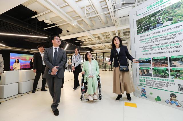 박성혁 관광공사 사장왼쪽부터과 최보윤 국민의힘 국회의원이 한국관광공사의 열린관광지 조성 내용에 대한 설명을 듣고 있다 사진한국관광공사