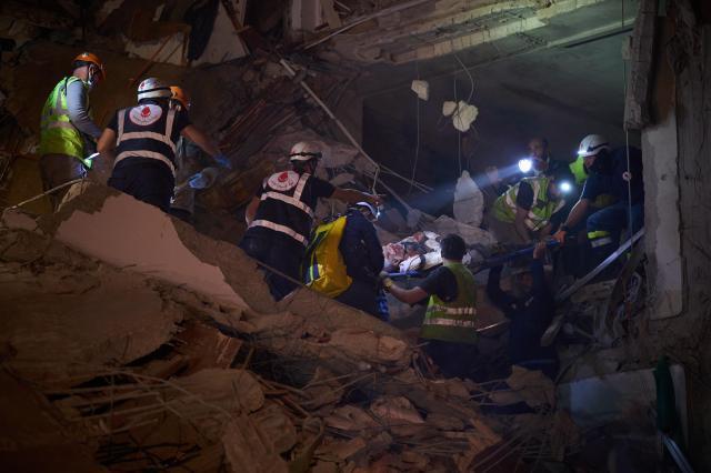 구조대원들이 8일현지시간 레바논 베이루트 중심부에서 이스라엘 공습으로 파괴된 건물에서 부상자를 구조하고 있다 사진AP·연합뉴스