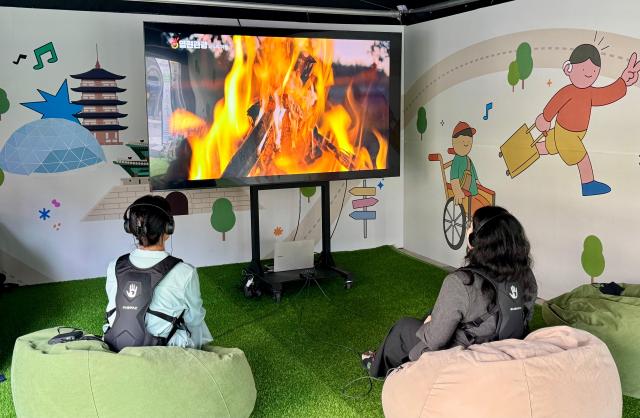 시민들이 하이커 그라운드 1층 다정다감다양한 감각으로 체험하는 여행을 테마로 한 전시 공간에서 햅틱 디바이스를 통해 자연의 소리를 진동으로 느끼는 여행의 리듬을 체험하고 있다 사진강상헌 기자