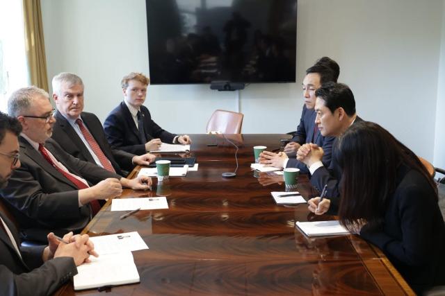 미국을 방문 중인 국민의힘 장동혁 대표가 지난 14일현지시간 미국 싱크탱크 헤리티지재단과 간담회를 하고 있다 사진국민의힘