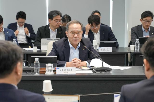 이찬우 NH농협금융지주 회장이 지난 15일 서울 서대문 NH농협타워에서 생산적금융 특별위원회 회의를 주재하고 있다 사진농협금융