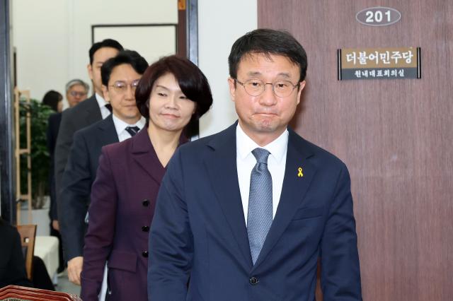 더불어민주당 한병도 원내대표가 16일 국회에서 열린 정책조정회의에 입장하고 있다사진연합뉴스