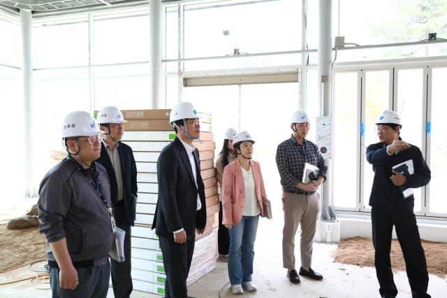 전상욱 청양부군수가 사업 추진상황에 대한 설명과 함께 현장을 점검하고 있다사진청양군