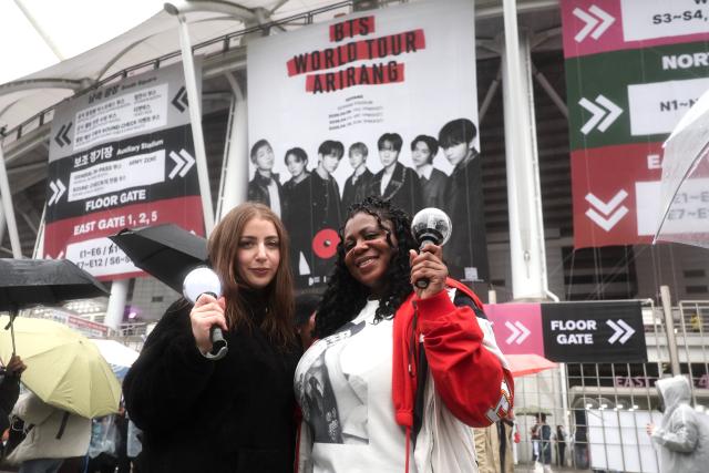방탄소년단BTS 팬클럽 아미ARMY가 9일 경기도 고양시 일산서구 대화동 고양종합운동장에서 열린 방탄소년단 월드투어 아리랑 인 고양BTS WORLD TOUR ARIRANG IN GOYANG 공연 참석에 앞서 기념 촬영을 하고 있다 사진AJP 한준구