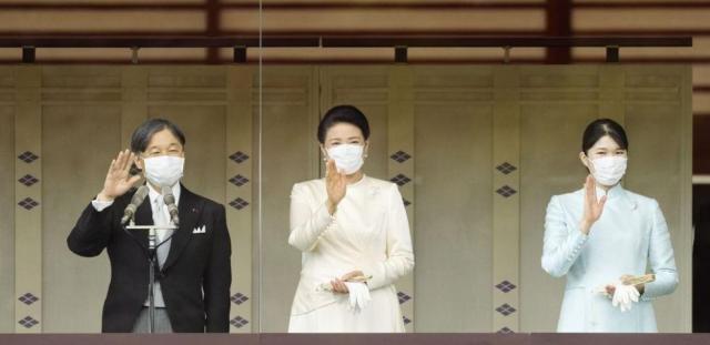 2023년 1월 새해 인사하는 나루히토왼쪽 일왕과 부인인 마사코가운데  왕비 장녀인 아이코오른쪽 공주 사진교도 연합뉴스