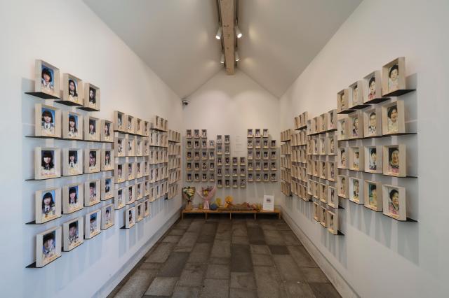 4월 15일에 서울 중구 서울시의회 앞 세월호 기억공간 ‘기억과 빛’에 세월호 참사 희생자 304명의 사진이 걸려 있다 사진유나현 기자 shootingajupresscom