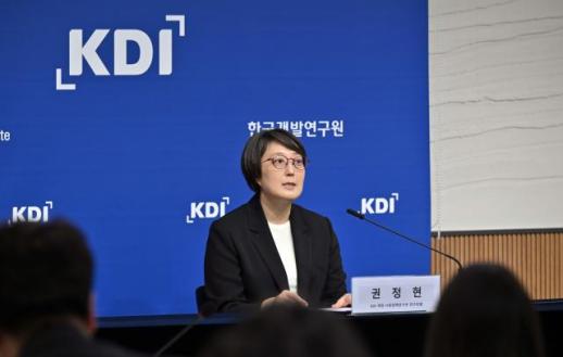 요양보호 수요 느는데 인력 태부족…KDI 외국인력, 돌봄로봇 도입 활성화