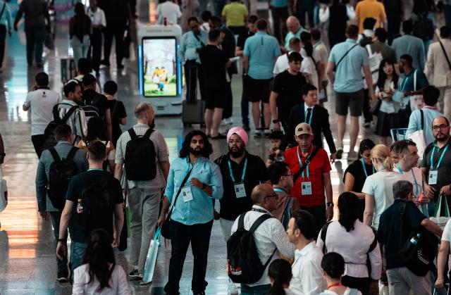 15일 중국 광둥성 광저우에서 열린 제139회 캔톤 페어에 세계 각지 바이어들이 몰려들었다 캔톤페어는 중국 최대 무역 박람회다 사진EPA연합뉴스
