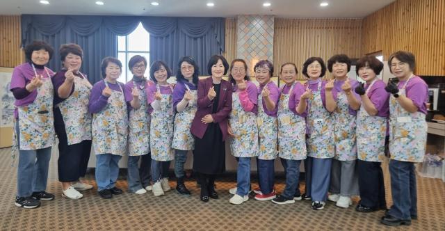 동해시여성단체협의회가 16일 낮 12시부터 오후 4시까지 코스모스호텔에서 ‘한부모 가정 돕기 일일찻집’을 개최하고 있다 사진이동원 기자