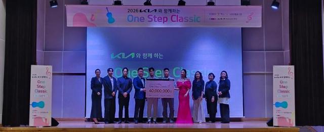 해원학교 강당에서 연주자들과 기아 AutoLand 화성 사회공헌 담당자들이 함께한 전달식 모습 사진기아오토랜드화성 제공