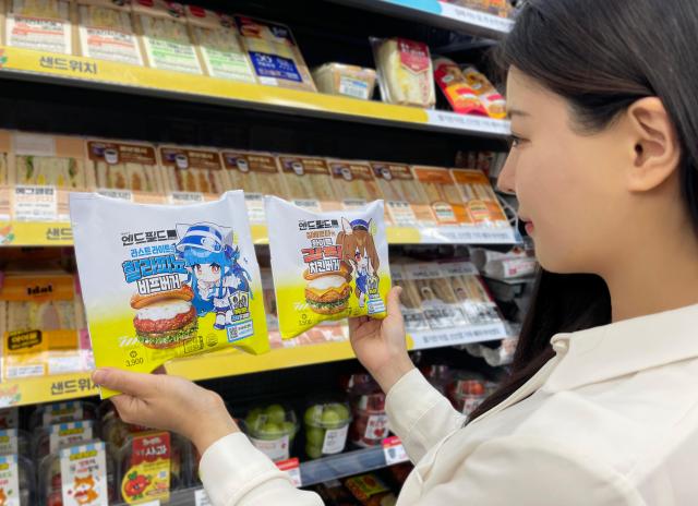 모델이 GS25가 이번에 출시한 ‘명일방주 엔드필드’ 컬래버 상품을 살펴보고 있다  사진GS25