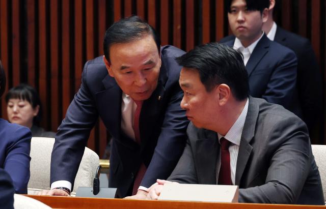 박덕흠 국민의힘 공천관리위원장왼쪽이 지난 2일 국회에서 열린 의원총회에서 정의용 사무총장과 대화하고 있다 사진연합뉴스