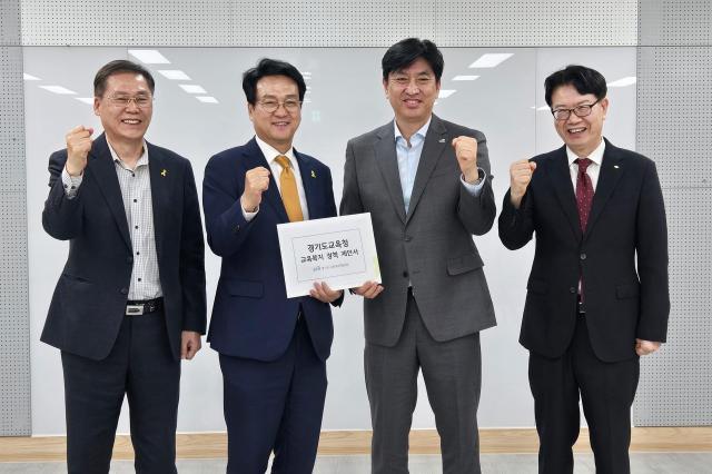 안민석 경기도교육감 예비후보가 경기도사회복지협의회와 정책간담회를 갖고 교육복지 정책 제안서를 전달받고 있다 사진안민석 경기도교육감 예비후보 ‘안심캠프’