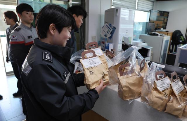 응원 격려박스 전달하는 권 경사 사진강릉 해경