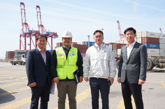 이종욱 관세청 차장오른쪽 두번째이 16일 인천신항 선광컨테이너 터미널을 방문해 통관 현장을 점검한 뒤 기념 촬영하고 있다사진관세청