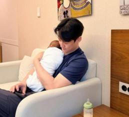 오상진♥ 김소영, 둘째 출산 2주 근황 공개…아기 냄새에도 적응