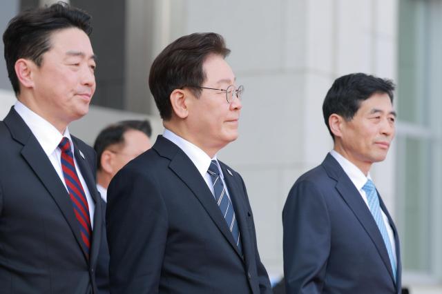 이재명 대통령이 2일 오후 중동 사태 대응을 위한 추가경정예산안에 대한 시정연설을 마친 뒤 국회를 나서고 있다 20260402사진유대길 기자 dbeorlf123ajunewscom