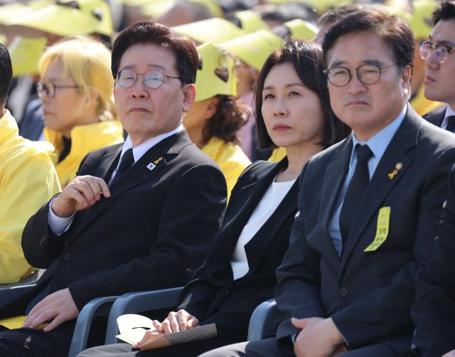 이재명 대통령과 김혜경 여사가 16일 경기도 안산 화랑유원지에서 열린 세월호 참사 12주기 기억식에서 기억영상을 보고 있다 사진연합뉴스