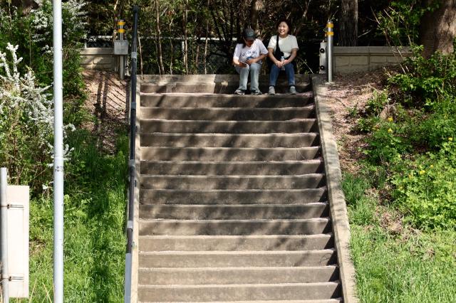 Citizens rest in the shade near Anyangcheon Stream in Anyang Gyeonggi Province April 16 2026 AJP Han Jun-gu