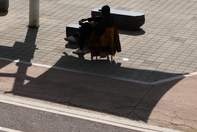 A citizen rests in the shade near Anyangcheon Stream in Anyang Gyeonggi Province April 16 2026 AJP Han Jun-gu