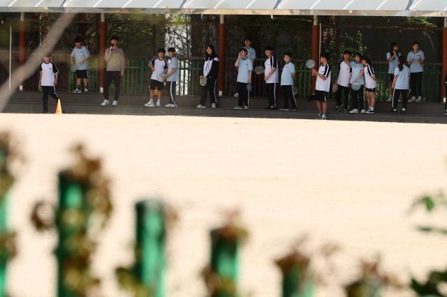 Students rest in the shade at a middle school near Anyangcheon Stream in Anyang Gyeonggi Province April 16 2026 AJP Han Jun-gu