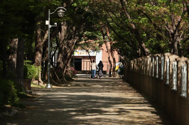 Citizens take a walk near Anyangcheon Stream in Anyang Gyeonggi Province April 16 2026 AJP Han Jun-gu