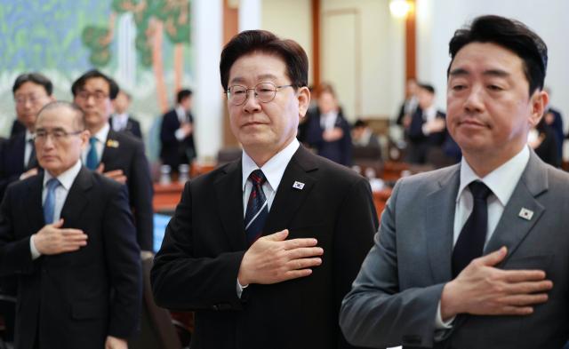 이재명 대통령이 16일 청와대에서 열린 수석보좌관회의에서 국민의례를 하고 있다 사진연합뉴스