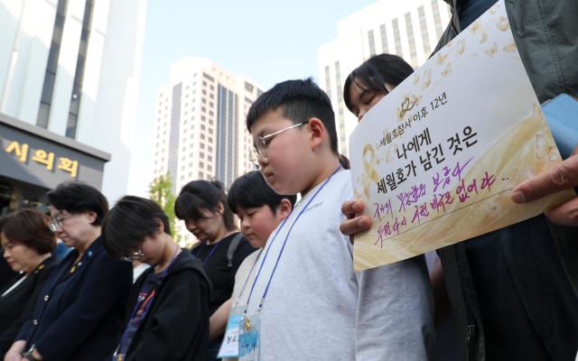 A civic memorial ceremony marking the 12th anniversary of the Sewol ferry disaster is held in front of the “Memory and Light” memorial space in Jung-gu central Seoul on April 16 2026 AJP Yoo Na-hyun 20260416

