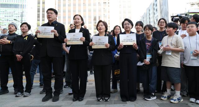 A civic memorial ceremony marking the 12th anniversary of the Sewol ferry disaster is held in front of the “Memory and Light” memorial space in Jung-gu central Seoul on April 16 2026 AJP Yoo Na-hyun 20260416

