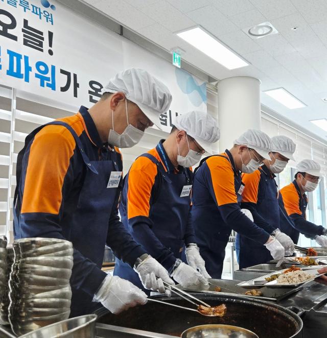 삼척블루파워가 삼척시 노인복지관에서 지역 어르신들을 대상으로 ‘배식 봉사활동 및 간식 나눔 행사’를 진행하고 있다 사진삼척블루파워