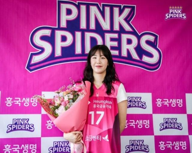 프로배구 V리그 여자부 흥국생명이 올 시즌 자유계약선수FA 최대어 중 한 명으로 꼽혔던 정호영을 품었다 사진흥국생명