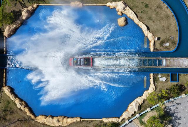 16일 오후 경남 창원시 마산합포구 마산로봇랜드를 찾은 시민들이 놀이기구를 타며 갑자기 찾아온 무더위를 식히고 있다 사진연합뉴스