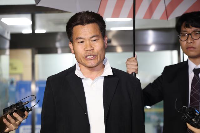 이재명 대통령과 개혁신당 이준석 대표의 명예를 훼손한 혐의로 경찰 수사를 받아온 한국사 강사 출신 유튜버 전한길본명 전유관씨가 16일 구속 전 피의자 심문영장실질심사 기각 후 서울 영등포구 영등포경찰서를 나서며 취재진 질문에 답하고 있다 사진연합뉴스