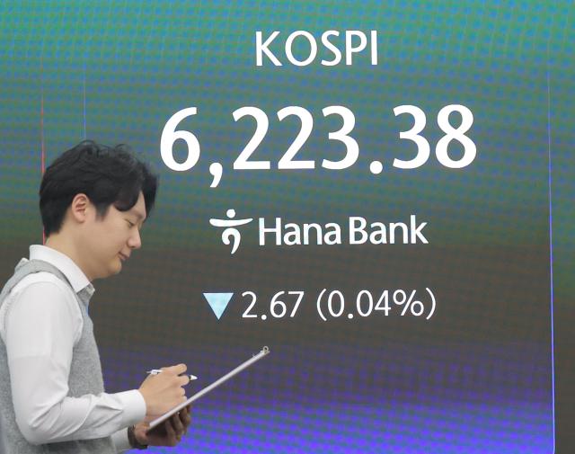 17일 오전 서울 중구 하나은행 본점 딜링룸에서 딜러가 업무를 보고 있다 이날 코스피는 전날보다 128p002 오른 622733으로 시작했다 원달러 환율은 68원 오른 14814원으로 코스닥은 381p033 오른 116678로 개장했다 사진연합뉴스