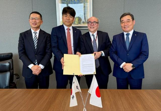 대우건설과 토요엔지니어링 간 MOU 체결 후 기념사진을 촬영하고 있다 사진 왼쪽부터 에이지 호소이 토요엔지니어링 대표이사 박세윤  대우건설 플랜트사업본부장 상무 에이지 사카타 토요엔지니어링 사업개발마케팅 본부장 김보현 대우건설 대표이사