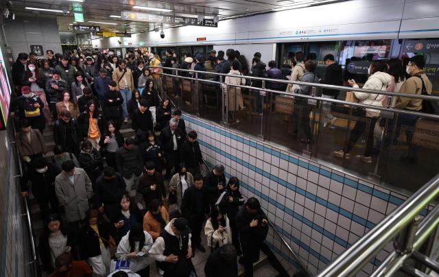 春季登山热带动客流攀升 首尔多处地铁站客流最高增逾两成