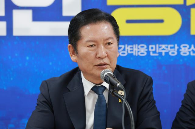 더불어민주당 정청래 대표가 17일 서울 용산구 민주당 강태웅 용산구청장 후보 선거사무소에서 열린 현장 최고위원회의에 참석해 발언하고 있다사진연합뉴스